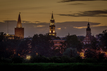Fototapeta na wymiar wieże ratusza i katedry w Opolu w nocy