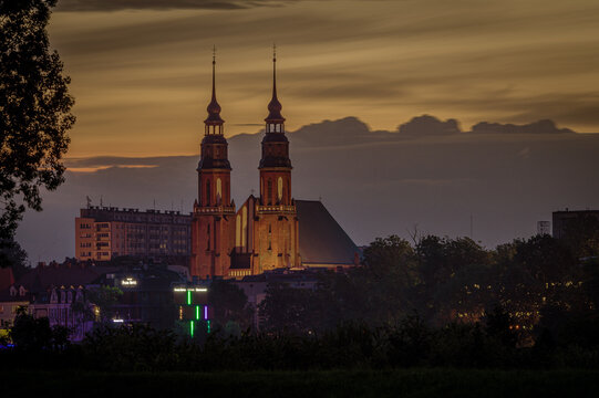 wieże ratusza i katedry w Opolu w nocy