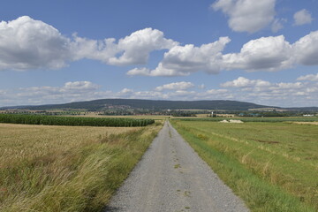 Fototapeta na wymiar Feldweg und Himmel bei Salzhemmendorf