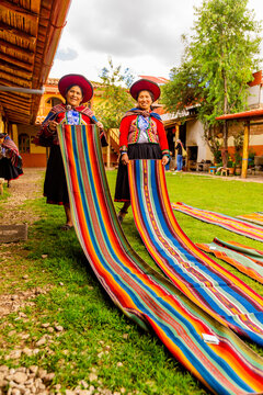 Kantu weavers in Chincheros, Peru