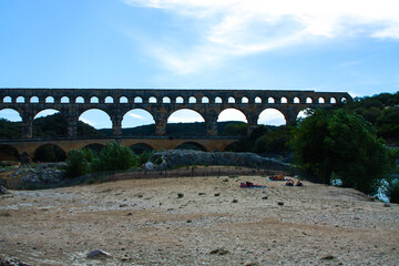 Francja , Prowansja , sierpień 2019 , panorama na Pont du Gard - obrazy, fototapety, plakaty