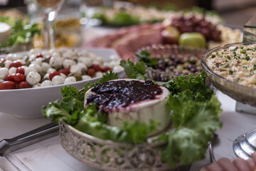 Detalhe de vários alimentos em vasilhas sobre mesa de buffet.