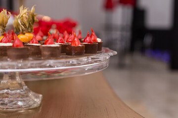 Chocolate com pimenta em vasilha de vidro sobre a mesa de buffet.