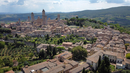 Obraz premium San Gimignano, Tuscany, Italy - July 16, 2020: aerial view of the medieval city of San Gimignano
