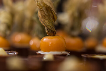 Uma porção de physalis em mesa de evento.