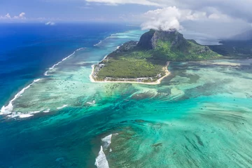 Fotobehang Le Morne, Mauritius Luchtfoto van Le Morne Brabant en de Underwater Waterfall optische illusie en natuurverschijnselen, Mauritius, Indische Oceaan, Afrika