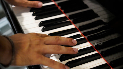 Obraz premium Man hands of a pianist play the piano.