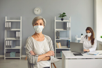 Obraz na płótnie Canvas Woman senior in protective mask visit at clinic office.