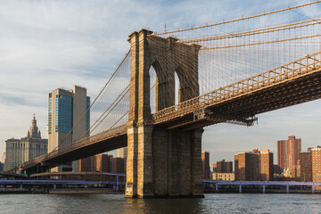 Fototapeta premium zamknąć widok na klasyczny most w mieście na zachód słońca
