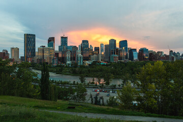 Obraz premium view of a city on a sunset with very pretty yellow clouds behind