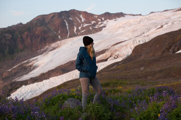 Obraz premium woman standing with hands in her pocket at Mount Baker-Snoqualmie National Forest