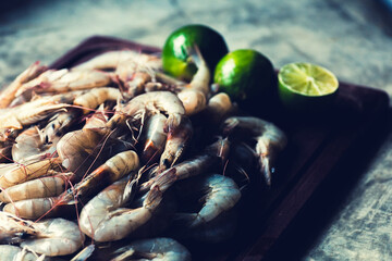 Raws prawns in a cutting board ready to cook