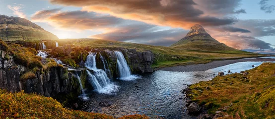 Foto auf Acrylglas Kirkjufell Szenisches Bild von Island. Tolle Aussicht auf den berühmten Berg Kirkjufell mit Kirkjufell-Wasserfall bei Sonnenuntergang. Wunderbare Naturlandschaft. Beliebte Reiseziele. Bild der wilden Gegend