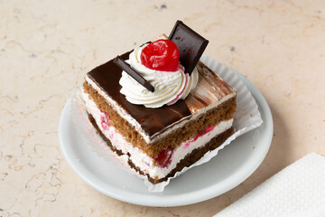 torta de chocolate y crema