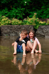 Frère et sœur complice dans les jeux d'eau pendant cette canicule!!