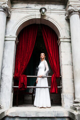Naklejka premium Beautiful brunette woman as bride with roses bouquet