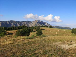 Un panorama montuoso. Una cartolina della penisola sorrentina catturata dal Monte Comune (Promontorio dei monti lattari). Da Vico Equense, Sorrento, Meta, Piano di Sorrento...Fieno ed erba