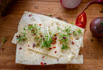 Belegtes Käsebrot mit Kresse und Chilliflocken