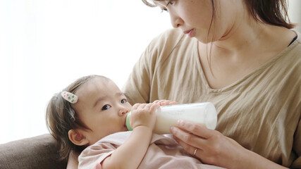 Obraz na płótnie Canvas ミルクを飲む赤ちゃん
