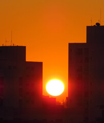 Pôr do sol entre prédios na cidade