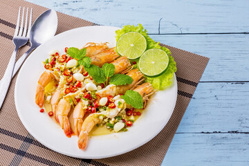 Steamed shrimp with lime