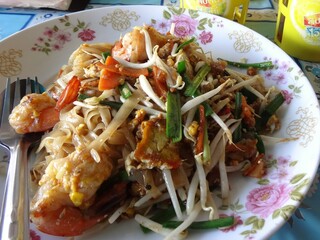 屋台のタイ風焼きそば、”パッタイ”/Pad thai at hawker in Thailand