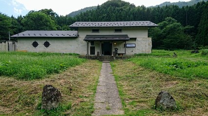 Fototapeta na wymiar 日本の古民家、門～まっすぐなアプローチ/Entrance approach of Japanese old house in summer