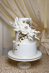 wedding cake of three tiers of white mastic