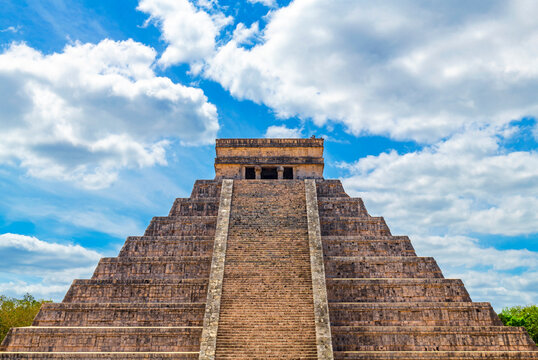 The Maya temple pyramid of El Castillo or Kukulkan in the archaeological site of Chichen Itza, Yucatan, Mexico.