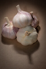 cabeças de alho com iluminação suave e vista conceitual de 45º de cima
