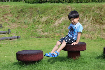 アスレチックの遊具に座る園児