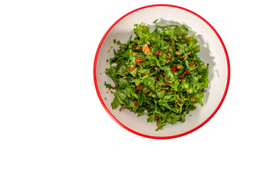 Tigela com salada de salsa, pimenta e especiarias vista de cima com fundo branco