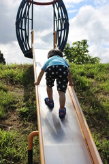 すべり台を逆走する園児