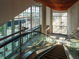 Obraz premium inside of a train station on a bright sunny day with big windows