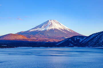 Fototapeta premium 夕日を浴びた富士山、山梨県本栖湖にて