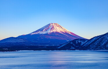 Fototapeta premium 夕日を浴びた富士山、山梨県本栖湖にて