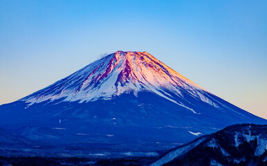 夕日を浴びた富士山、山梨県本栖湖にて