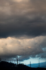 Céu escurecido pelas nuvens de tempestade na cidade de Florianópolis no Morro da Cruz