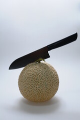 シルエットにした包丁がメロンのカットをしています