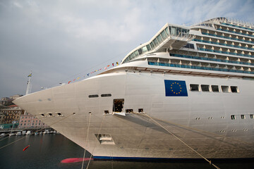 Fototapeta na wymiar cruise ship stands in Savona