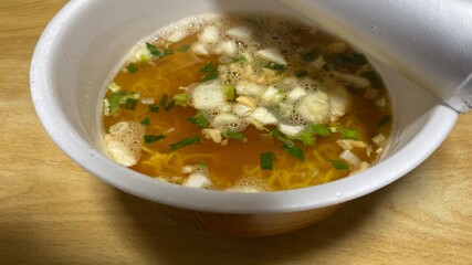 カップラーメンを食べる。不健康な食生活