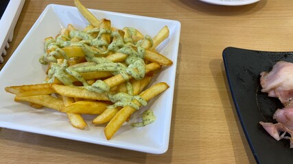 バジルとチーズソースたっぷりのフライドポテト