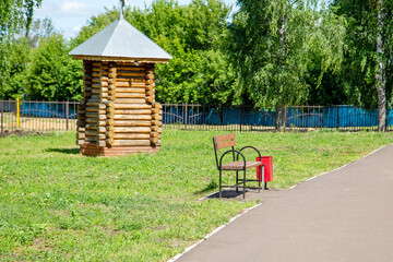 парк скамейка, чтобы расслабиться в жаркий летний день