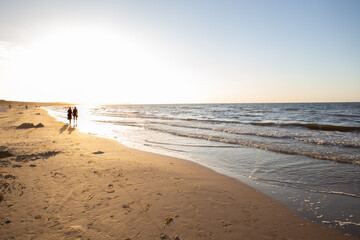 Strand Meer Swinem&uuml;nde Sonnenuntergang Paar Liebe