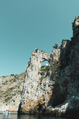 pareti rocciose con grotte nel Cilento Italia