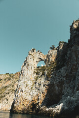 pareti rocciose con grotte nel Cilento Italia