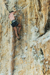 Fototapeta premium free climber in azione su una parete rocciosa a picco sul mare