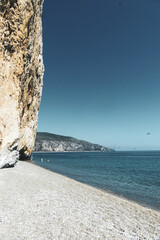 pareti rocciose con grotte nel Cilento Italia