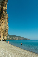 pareti rocciose con grotte nel Cilento Italia