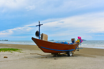 Naklejka premium The fishing boat is parked Seashore